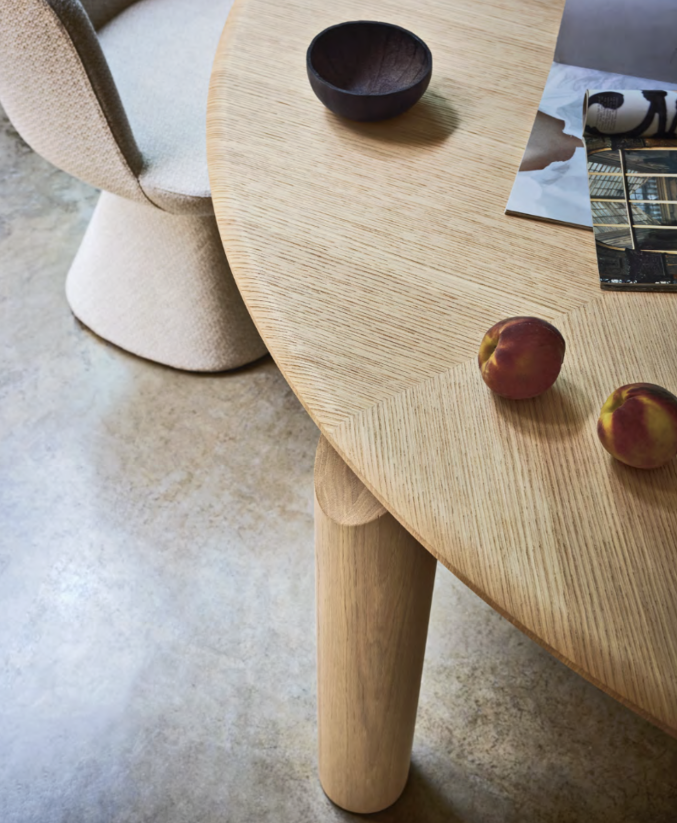 Стол Isos: Прозрачность и Визуальная Легкость