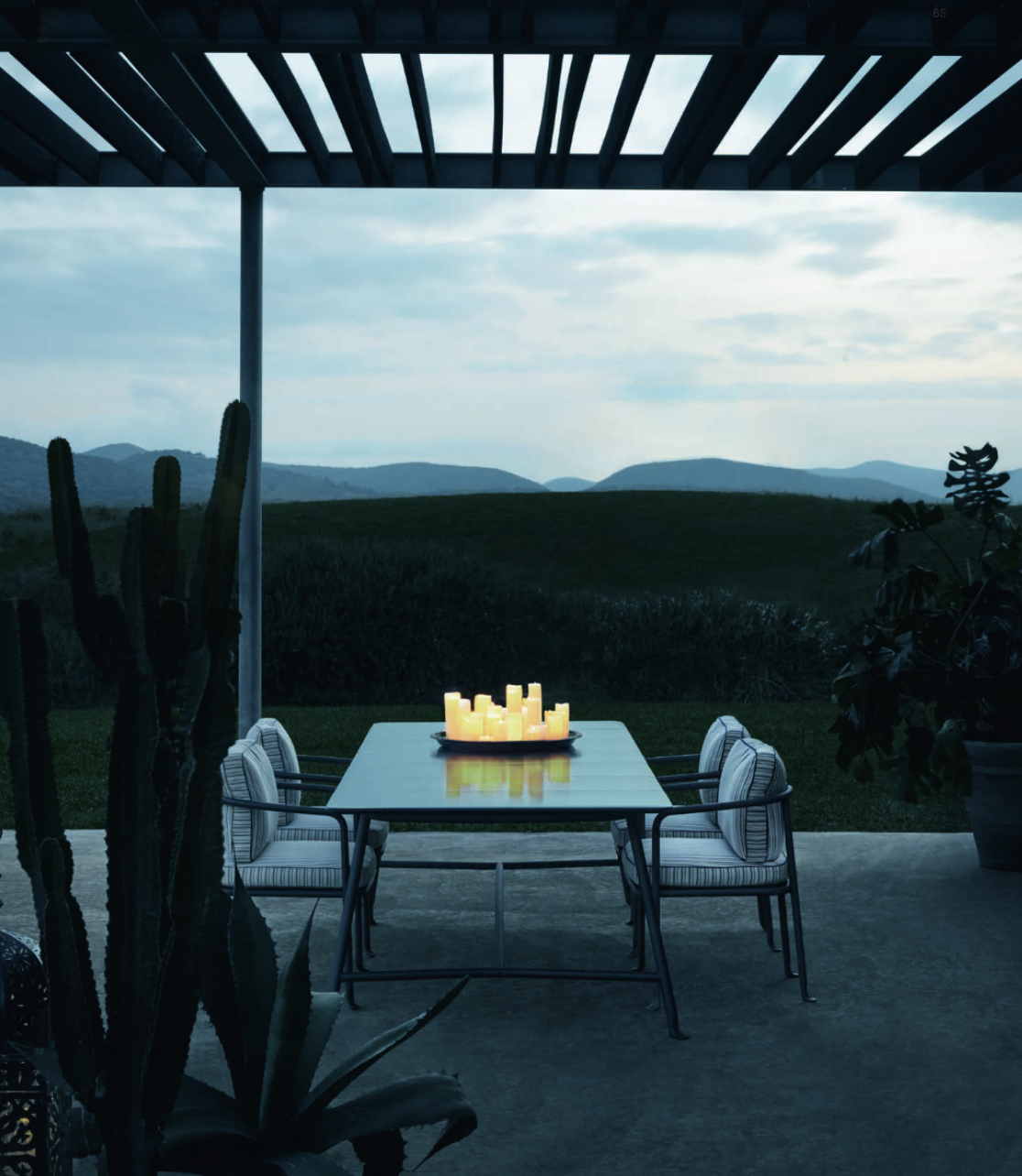 طاولة طعام Borea الخارجية بسطح من حجر الحمم البركانية