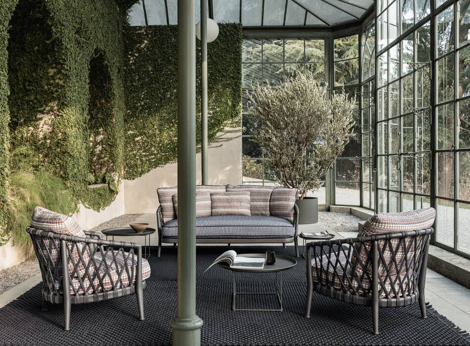 Erica '25: Серия Изысканных Уличных Диванов