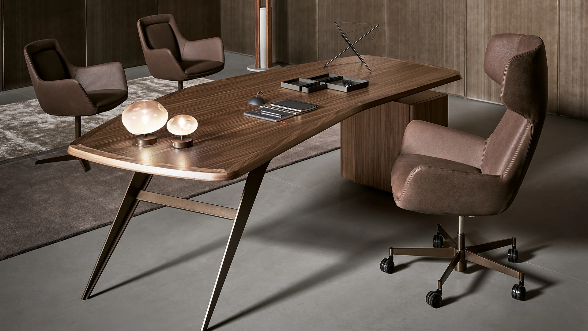 Офисные кресла Newton: высокая и низкая спинка