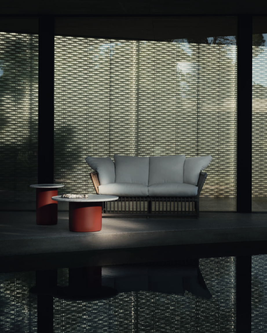 طاولات Button الخارجية