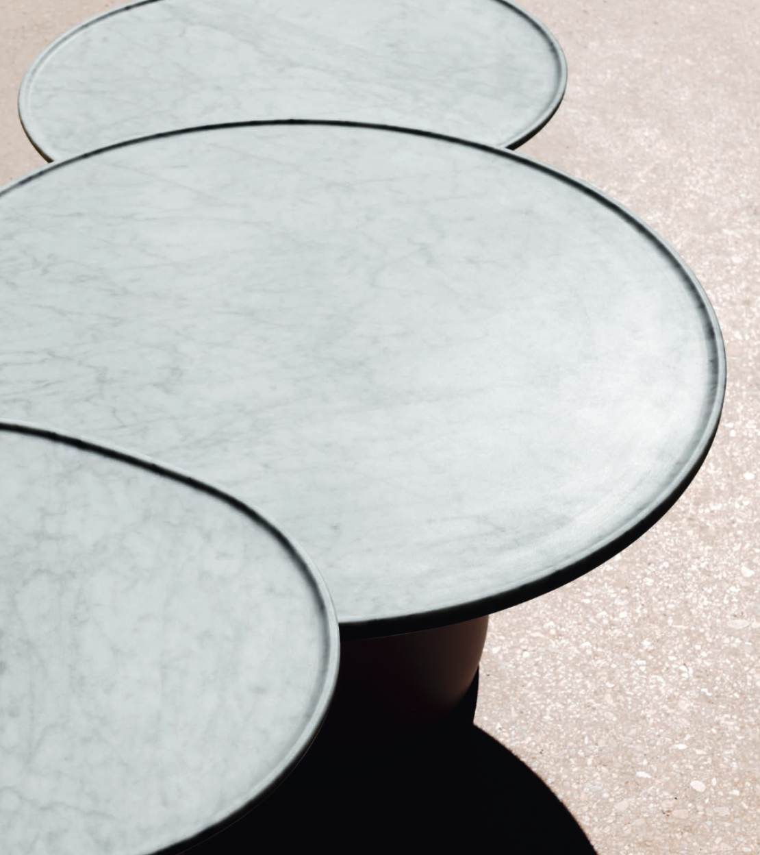 طاولات Button الخارجية