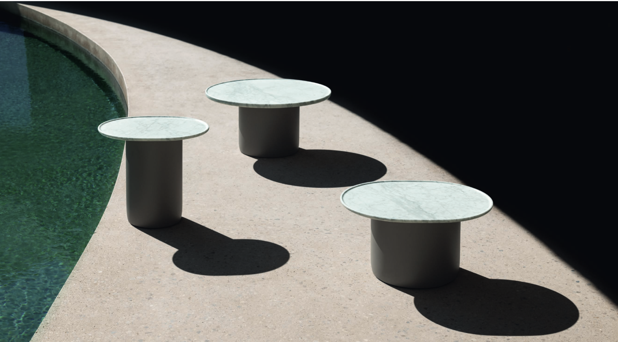 طاولات Button الخارجية