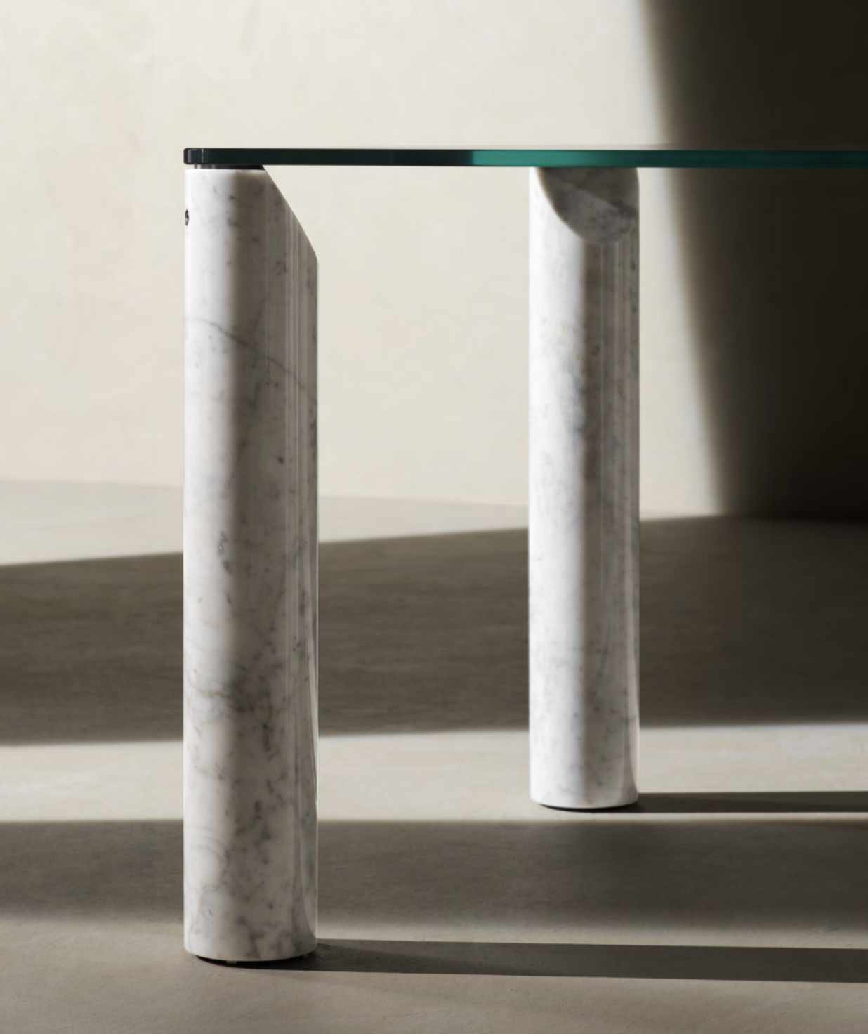 Стол Isos: Прозрачность и Визуальная Легкость