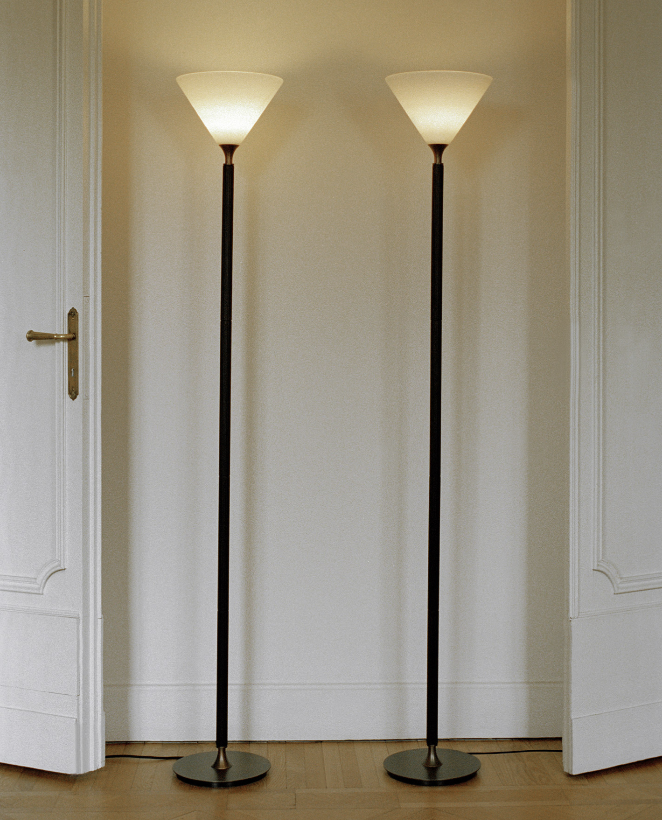 Напольный светильник DUO | Элегантный ясень и опаловое стекло