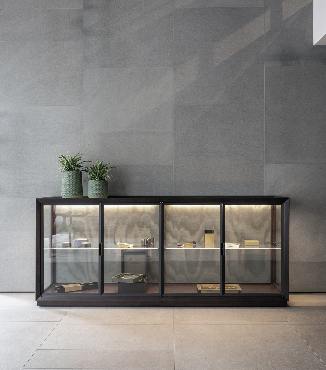 Витрина Wonderbox из массива ореха