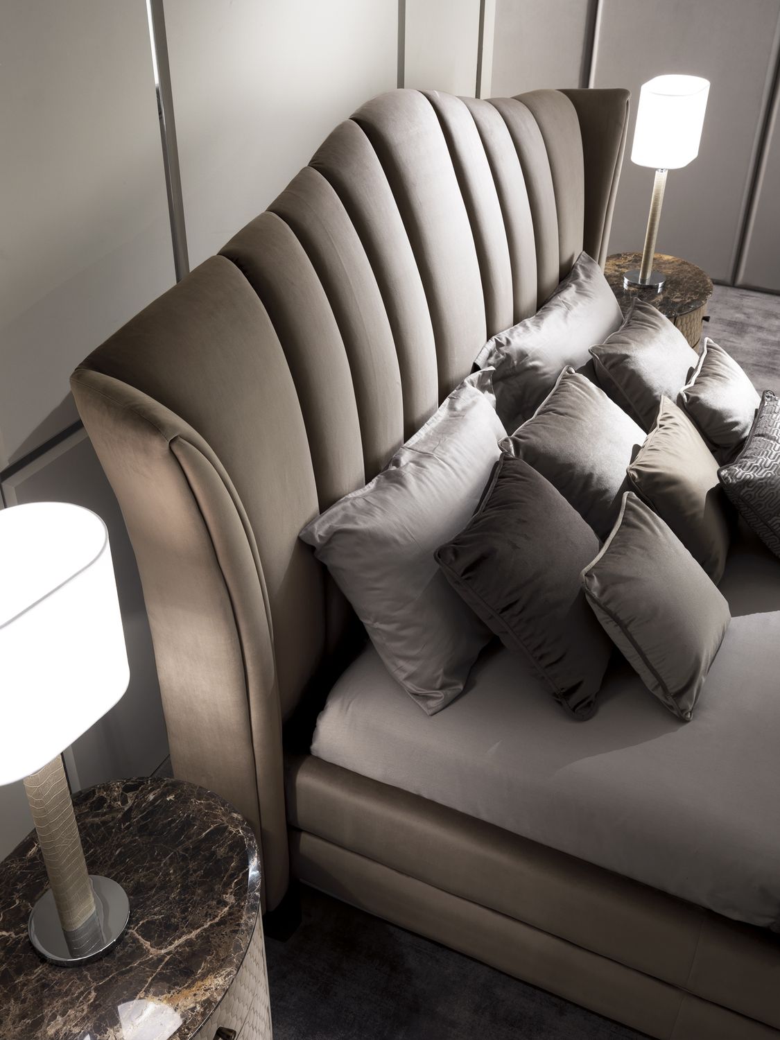 Элегантная кожаная кровать Vanity