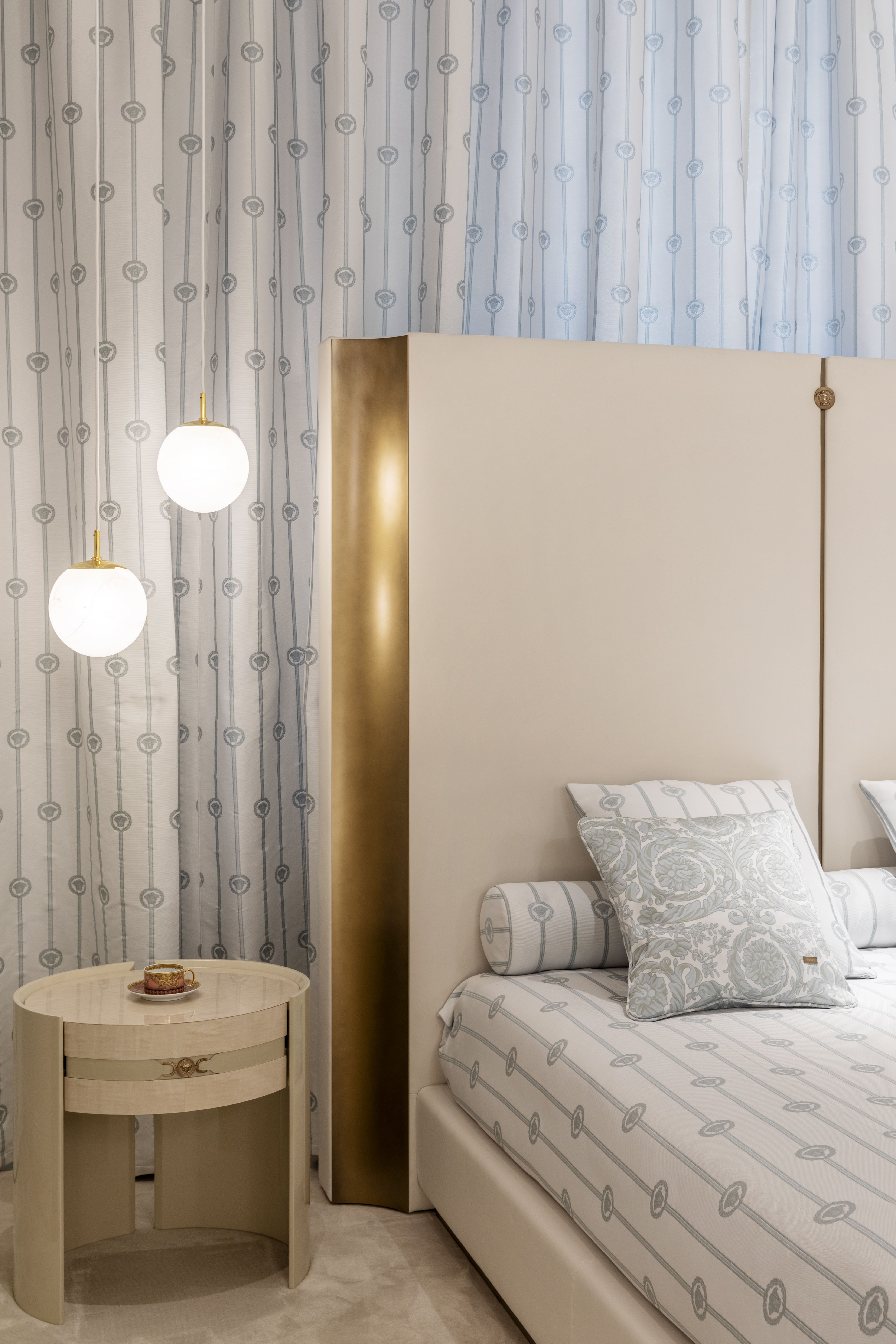 Medusa '95 bedside table