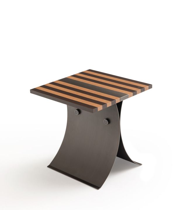 Ff kiss low table