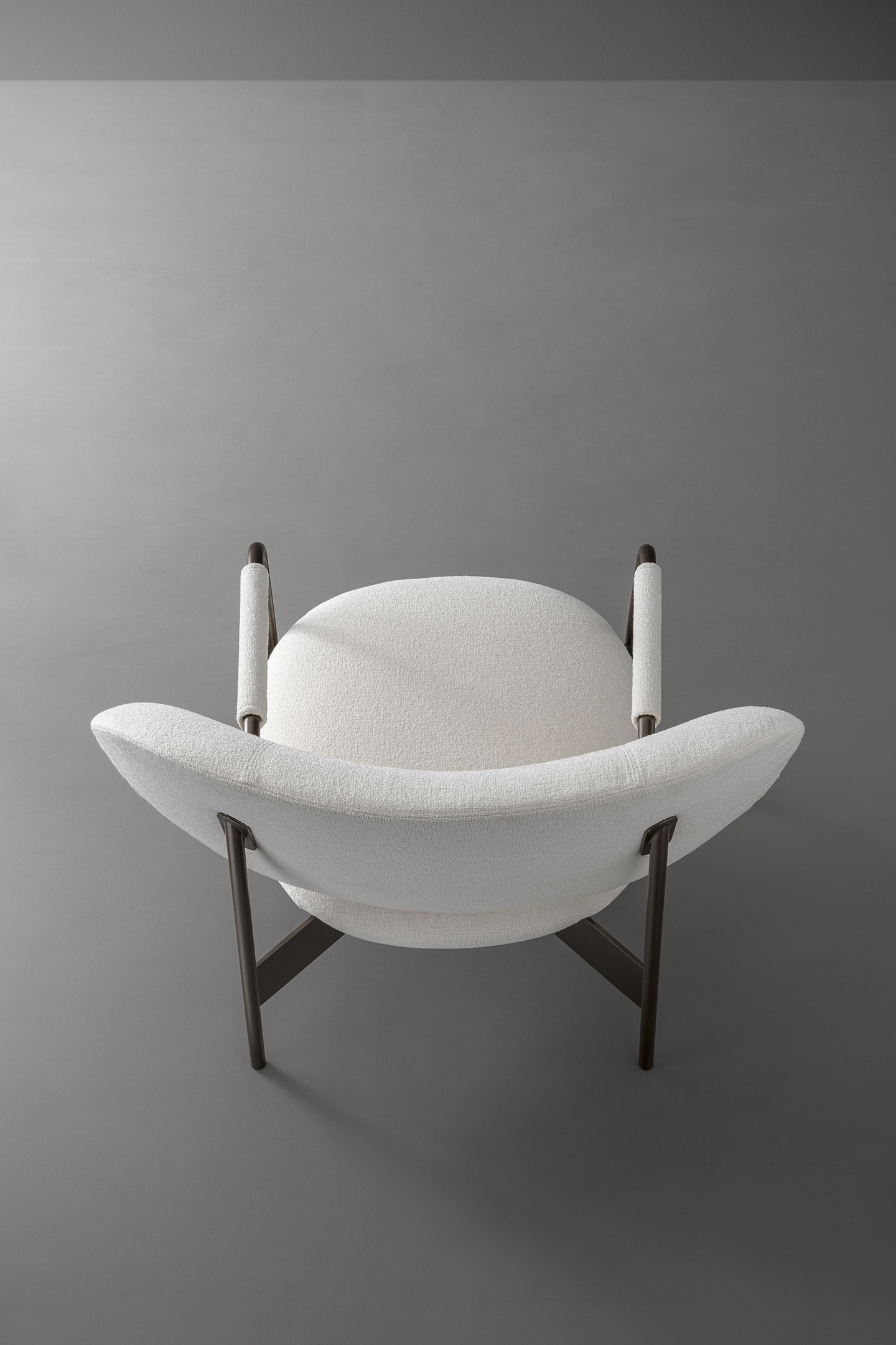 Cross lounge chair