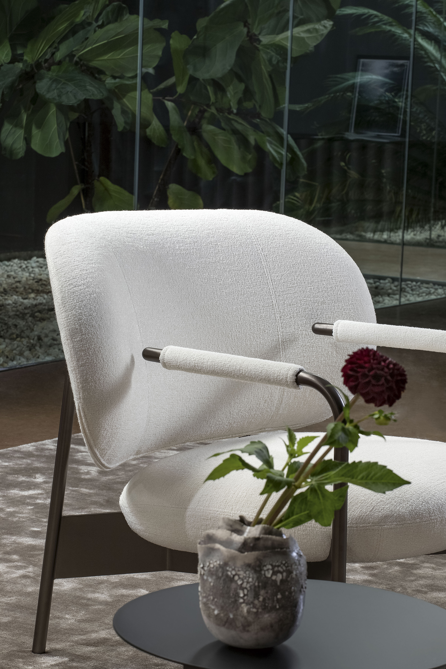 Cross lounge chair
