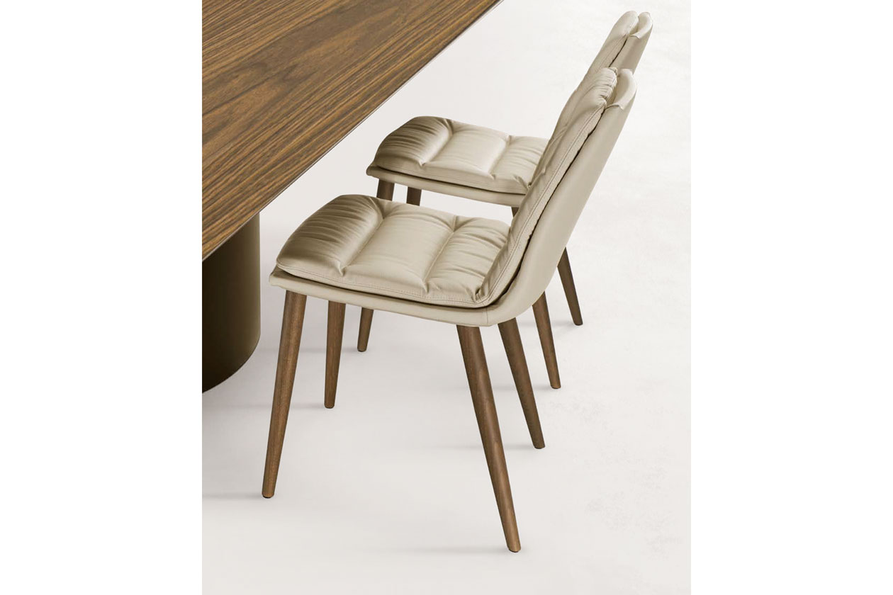 LADY 4 wooden legs