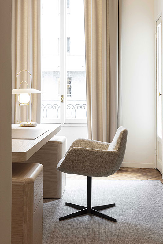 Aura Swivel Chair