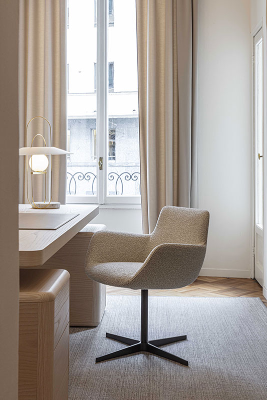 Aura Swivel Chair