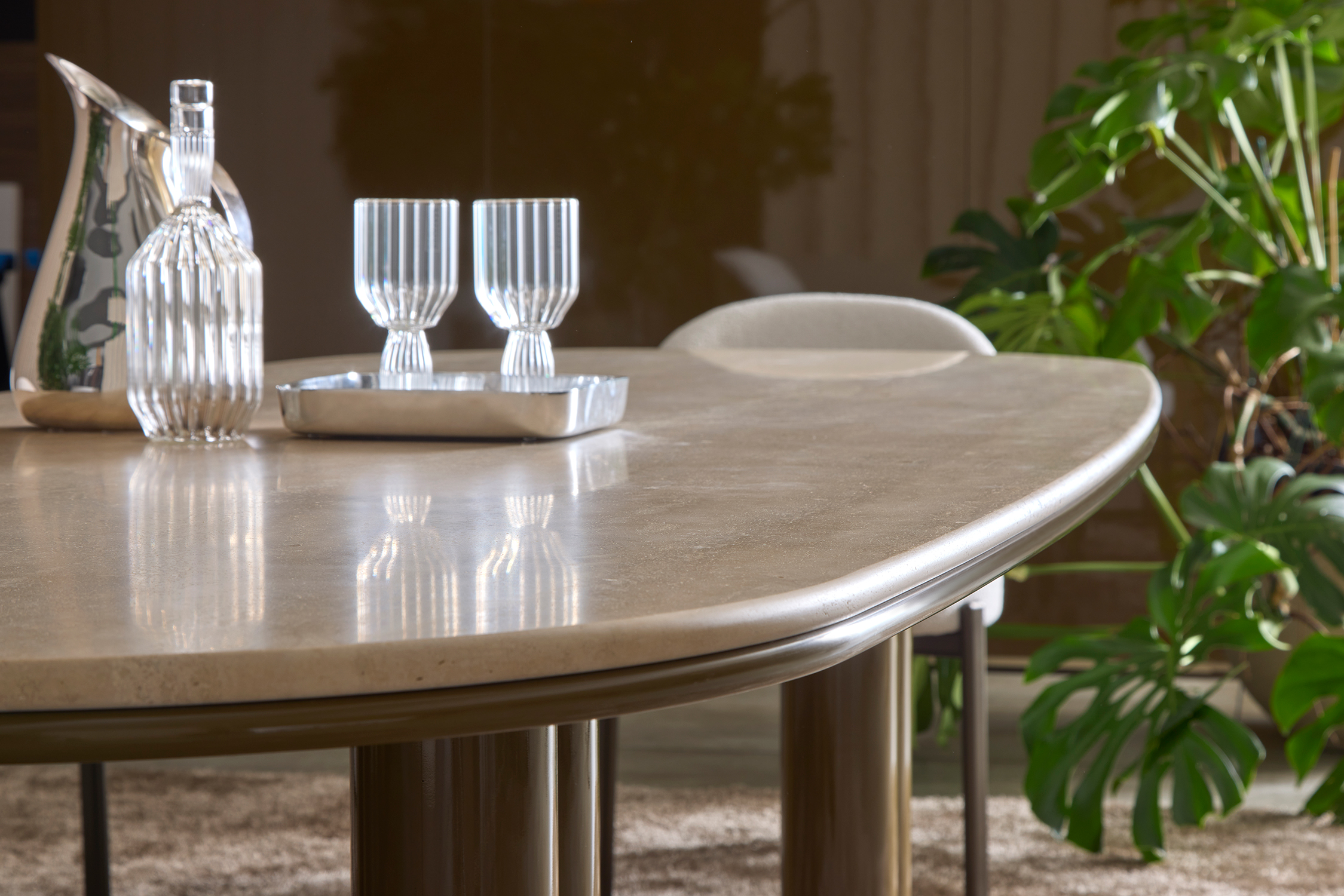 Simmy Dining Lacquered