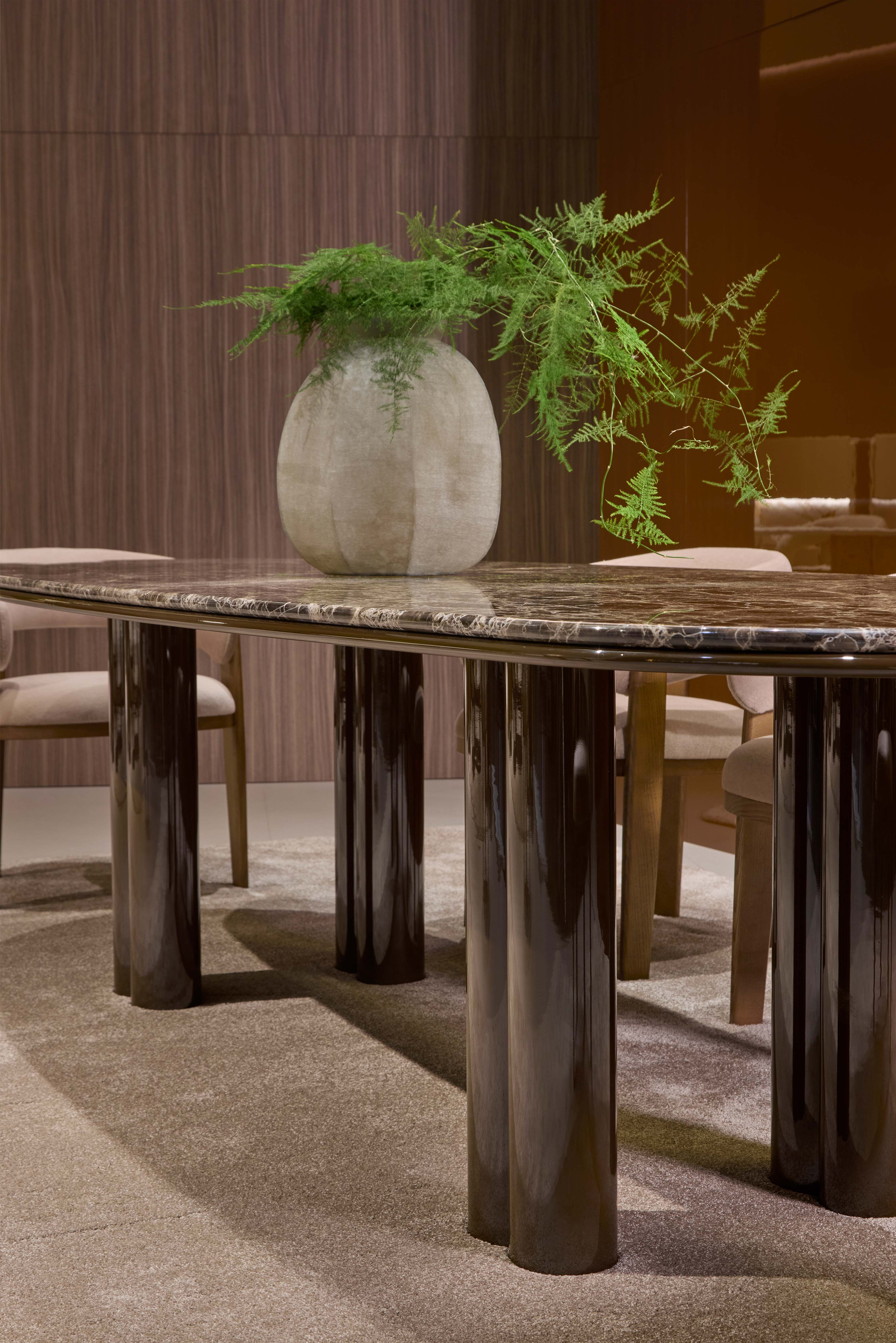 Simmy Dining Lacquered