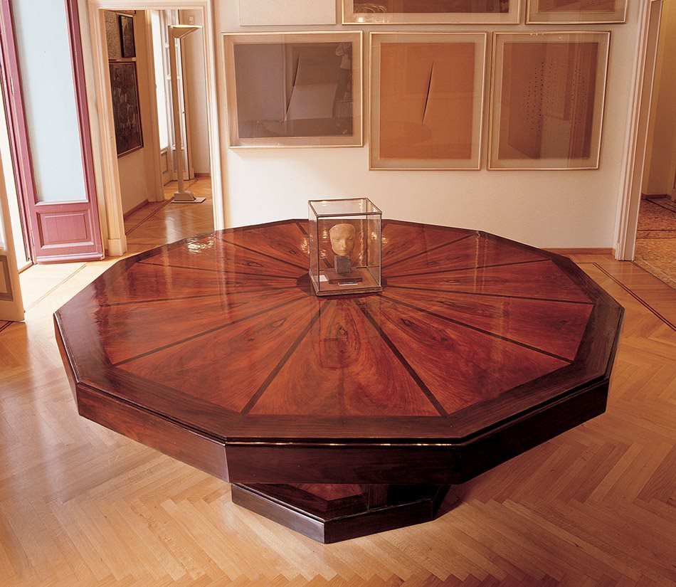 Fontana Round Table