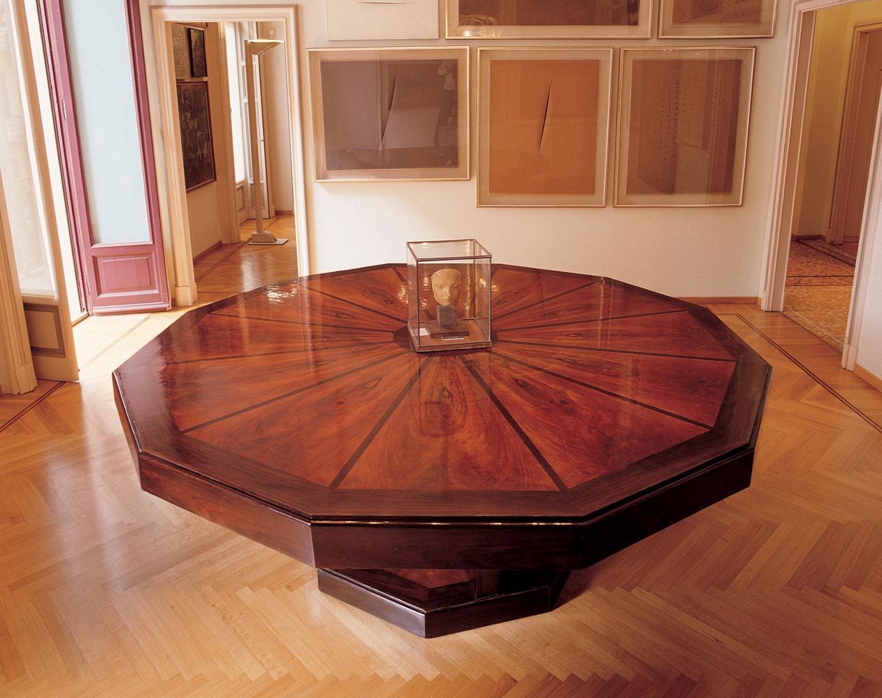 Fontana Round Table