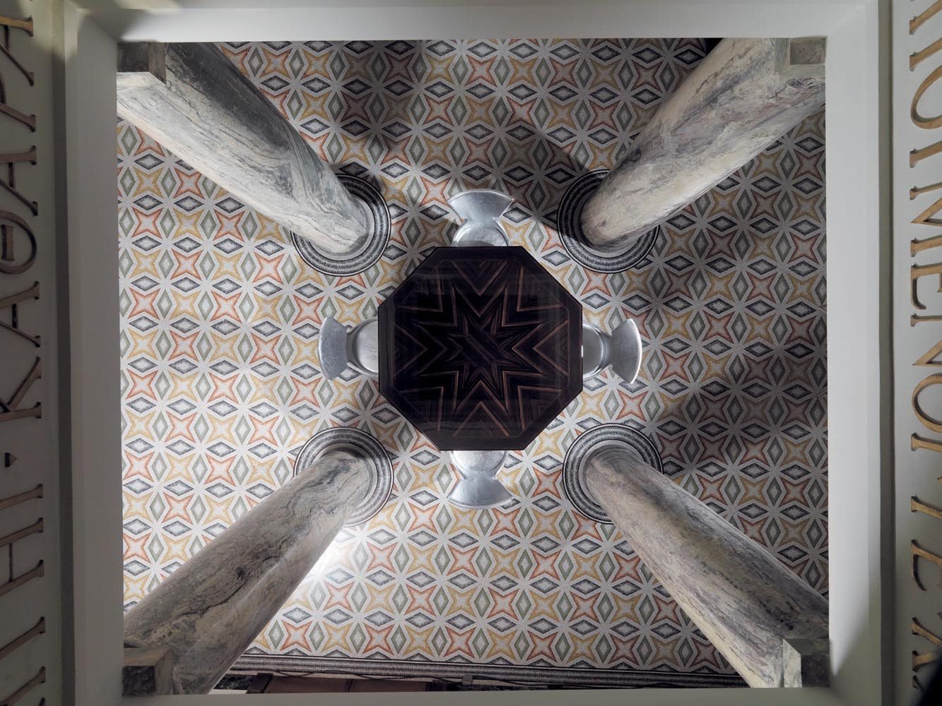 Fontana Round Table