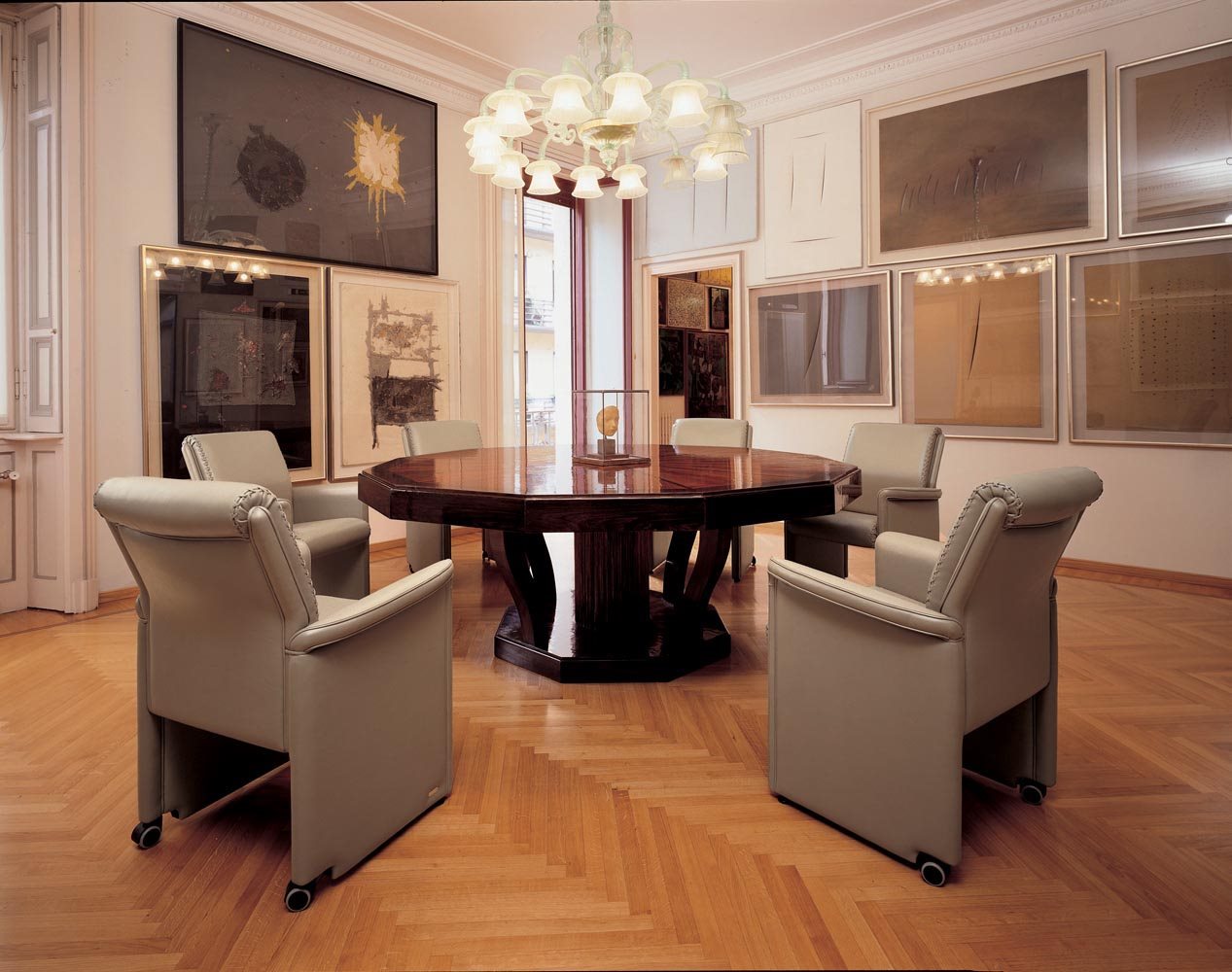 Fontana Round Table