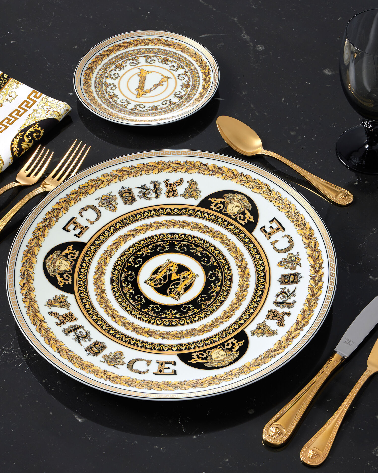Virtus Alphabet M Charger Plate 33 cm