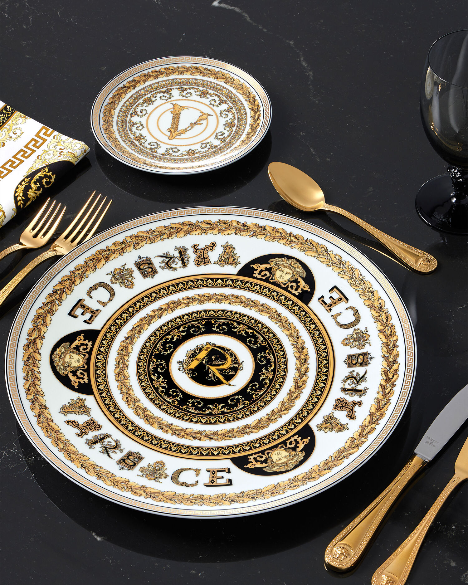 Virtus Alphabet R Charger Plate 33 cm