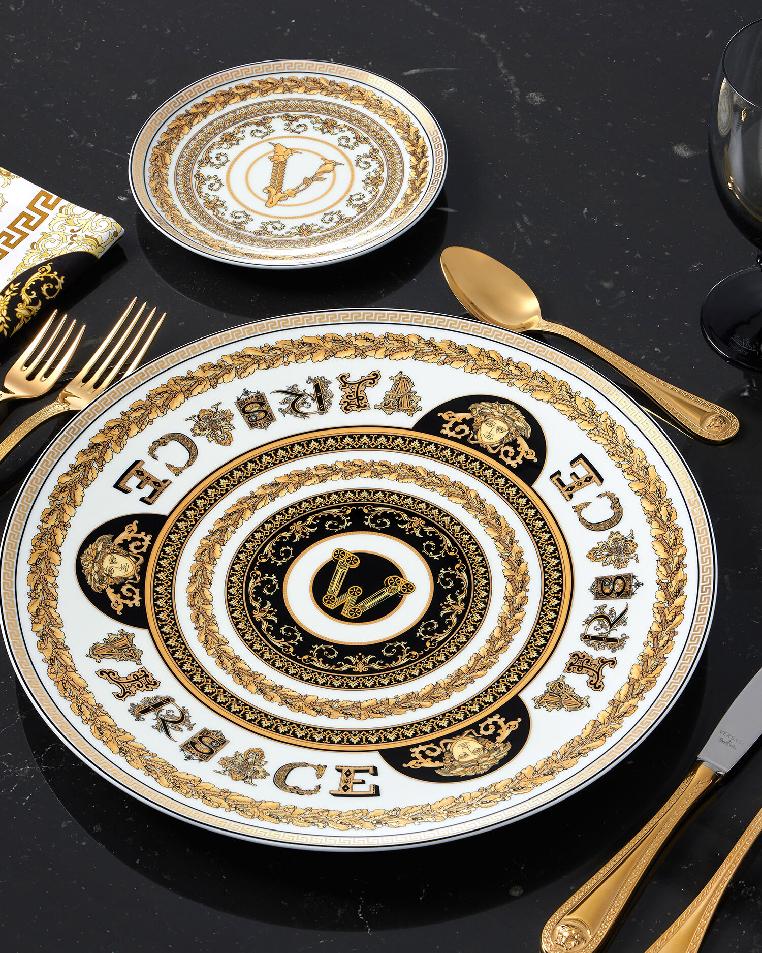 Virtus Alphabet W Charger Plate 33 cm