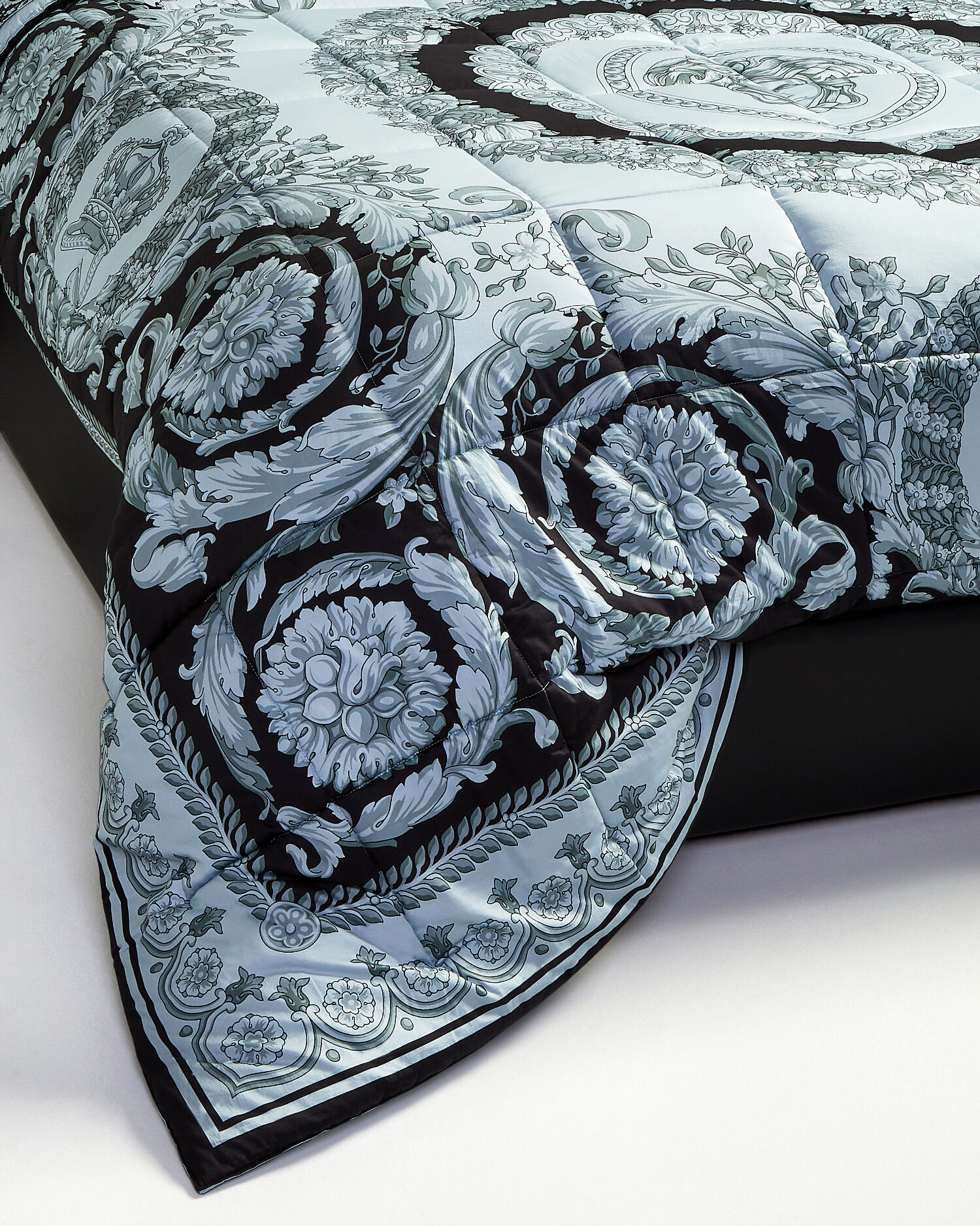 Crete de Fleur Double-Face Comforter Blue
